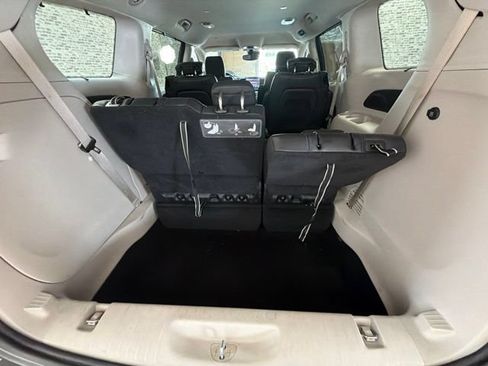 Used 2021 Chrysler Pacifica Touring-L FWD image 14