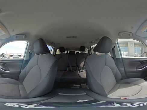 Used 2025 Toyota Highlander LE FWD image 44