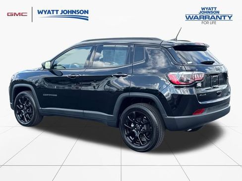 Used 2025 Jeep Compass Latitude w/ Convenience Group AWD/4WD image 3