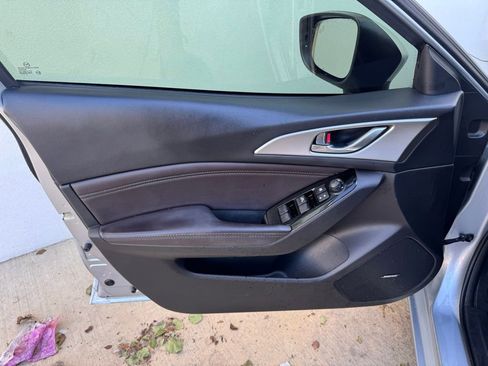 Used 2018 MAZDA MAZDA3 Touring FWD image 11