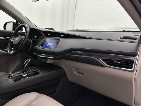 Used 2023 Cadillac XT4 Luxury w/ Cold Weather Package AWD/4WD image 17