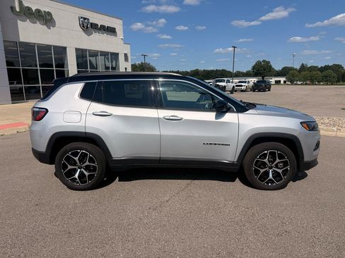 Used 2025 Jeep Compass Limited AWD/4WD image 2