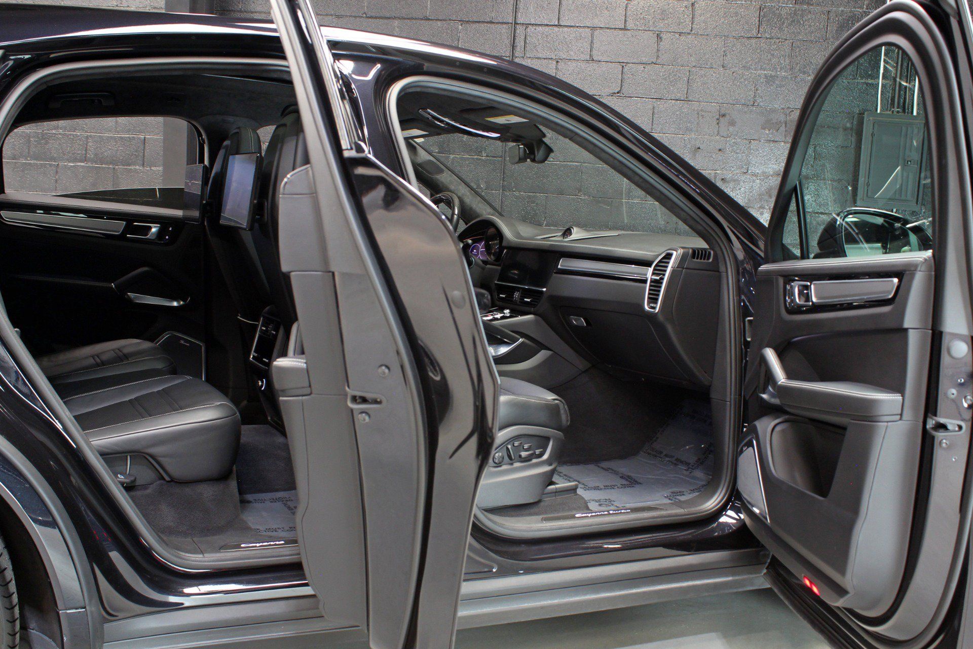 Used 2022 Porsche Cayenne Turbo AWD/4WD image 33