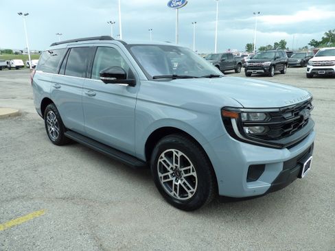 Used 2025 Ford Expedition Active AWD/4WD image 4