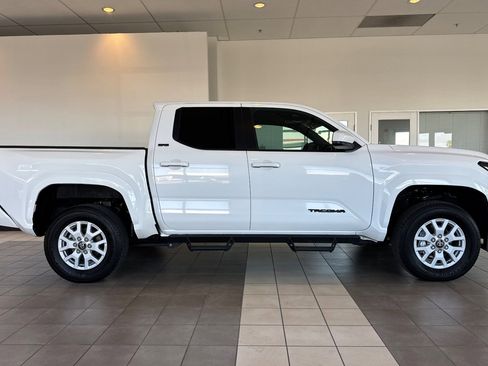 Certified 2024 Toyota Tacoma SR5 AWD/4WD image 3