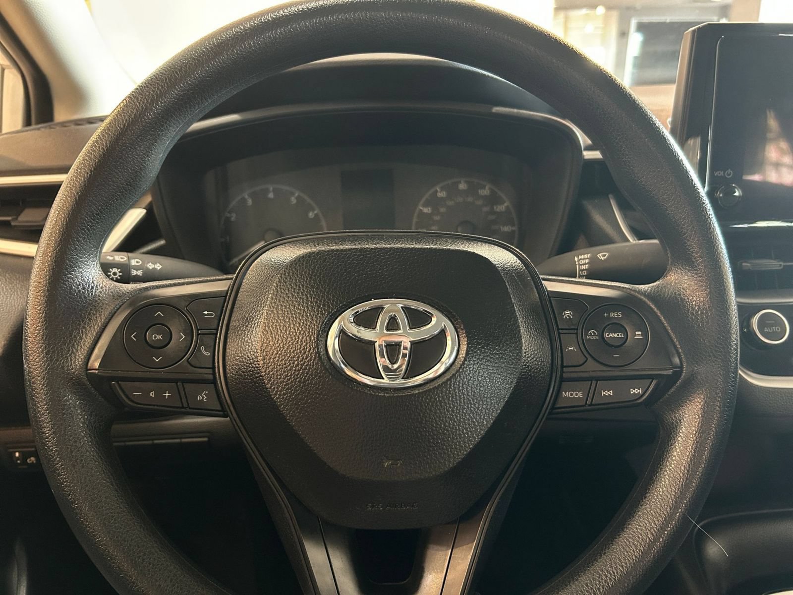 Used 2025 Toyota Corolla LE FWD image 25