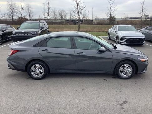 Used 2025 Hyundai Elantra SE image 4