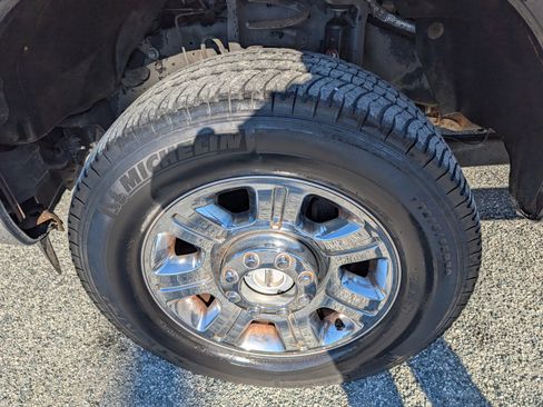 Used 2015 Ford F250 Lariat w/ Lariat Interior Package image 12