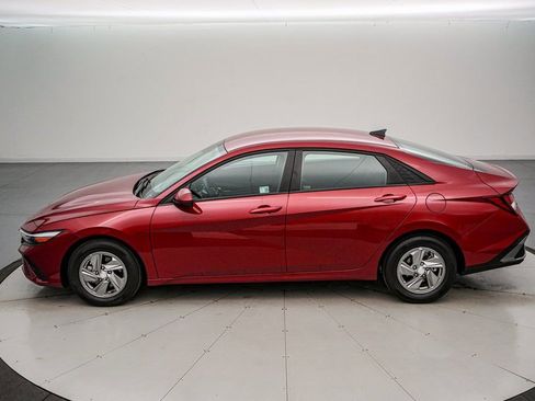 Used 2025 Hyundai Elantra SE image 7