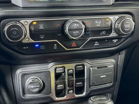 Used 2023 Jeep Wrangler Unlimited Sahara AWD/4WD image 19