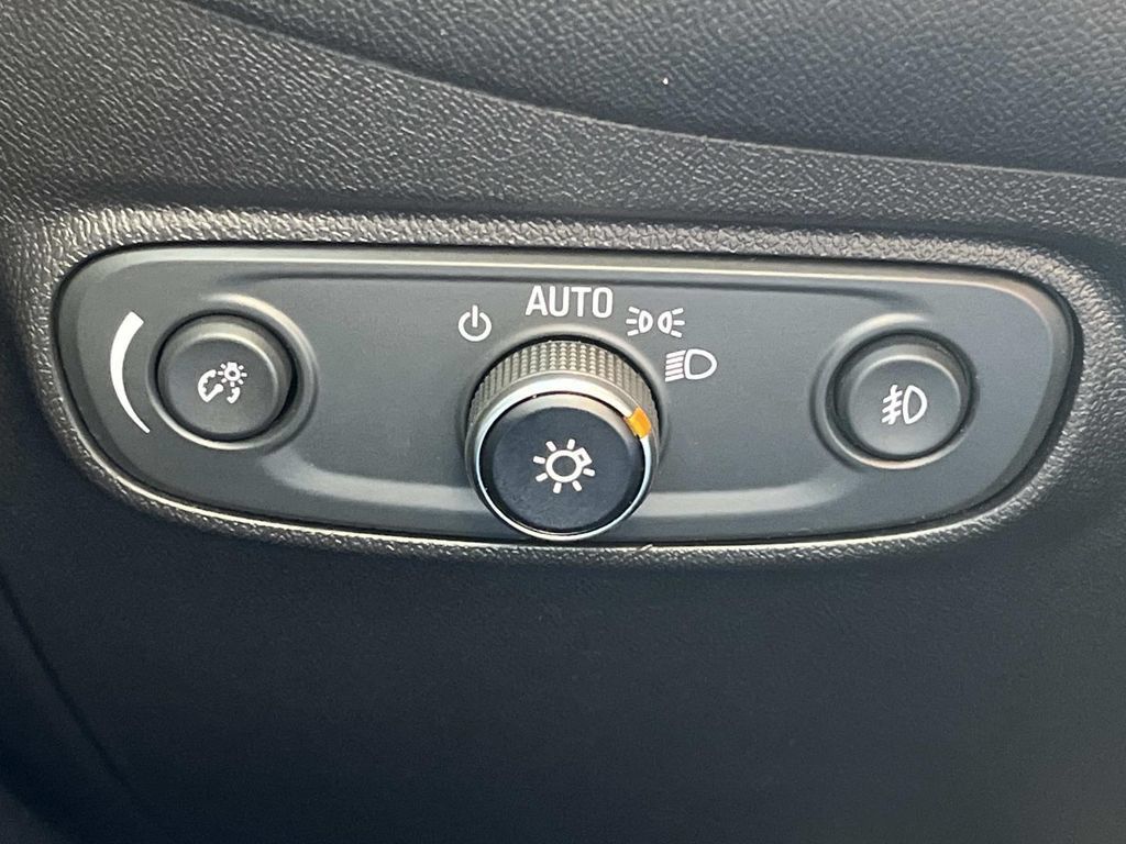 Used 2021 Chevrolet Equinox LT FWD image 36