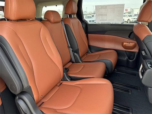 New 2026 Kia Carnival EX image 18