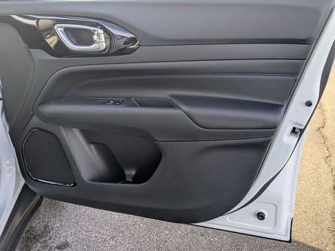 New 2026 Jeep Compass Latitude image 29