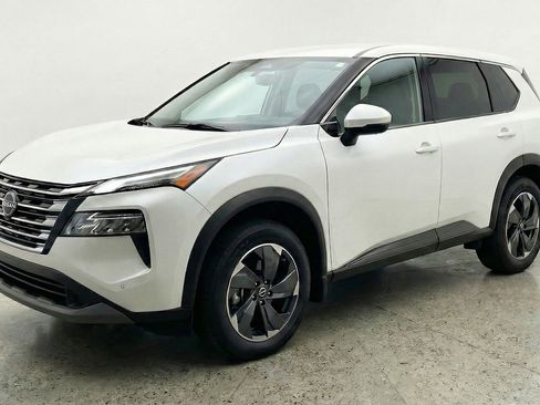 Used 2025 Nissan Rogue SV image 3