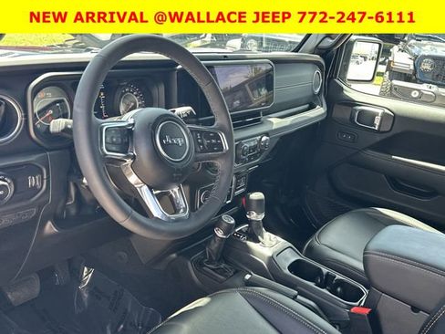 Used 2025 Jeep Wrangler Sahara image 13