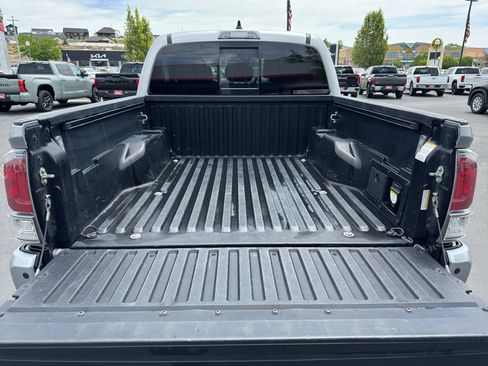 Used 2021 Toyota Tacoma TRD Sport w/ TRD Premium Sport Package AWD/4WD image 7