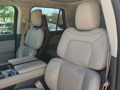 Used 2022 Lincoln Navigator Reserve image 10