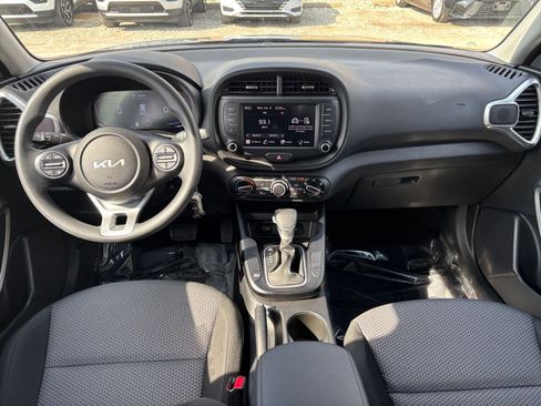 Used 2025 Kia Soul LX w/ LX Technology Package FWD image 31