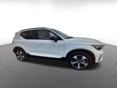 Used 2024 Volvo XC40 B5 Core AWD/4WD image 2
