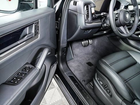 New 2026 Porsche Cayenne Turbo image 8
