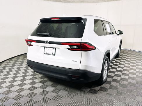Used 2024 Toyota Grand Highlander FWD image 3