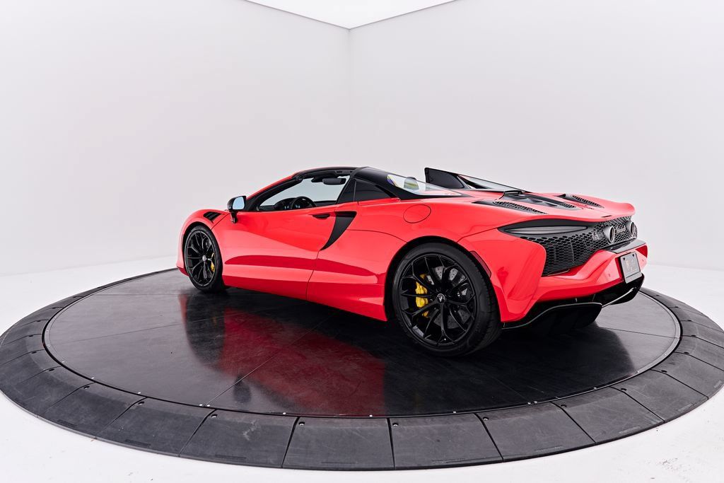 Used 2025 McLaren Artura Spider RWD image 19