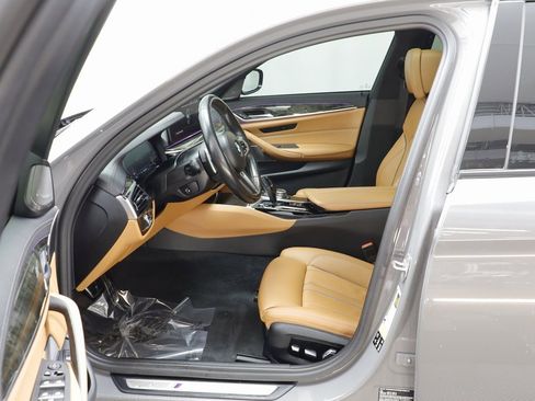 Used 2022 BMW M550i xDrive M550i xDrive w/ Premium Package image 6