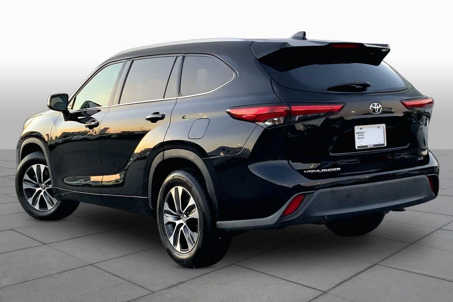 Used 2022 Toyota Highlander XLE FWD image 11