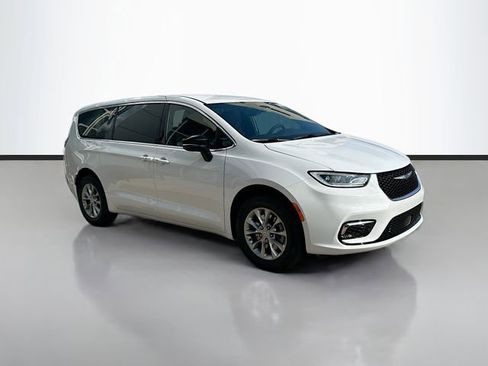 New 2026 Chrysler Pacifica Select image 3