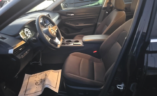 Used 2025 Nissan Altima 2.5 SV FWD image 4