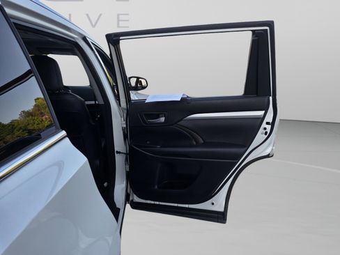 Used 2016 Toyota Highlander XLE image 18