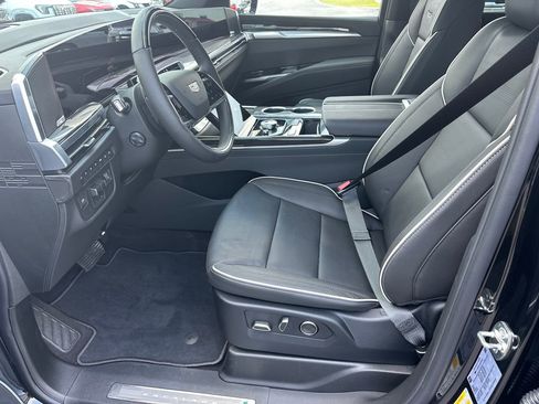 Certified 2026 Cadillac Escalade Luxury w/ LPO, Radiant Package AWD/4WD image 9