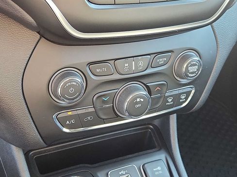 Used 2019 Jeep Cherokee Latitude Plus w/ Cold Weather Group AWD/4WD image 15