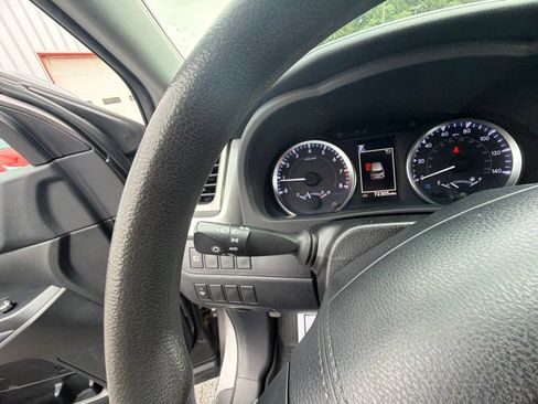 Used 2019 Toyota Highlander LE AWD/4WD image 29