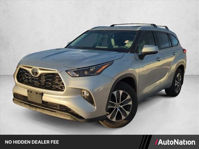 Used 2022 Toyota Highlander XLE AWD/4WD image 1