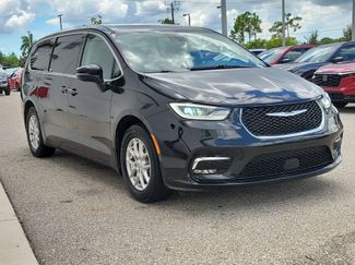 Used 2023 Chrysler Pacifica Touring-L FWD video 1