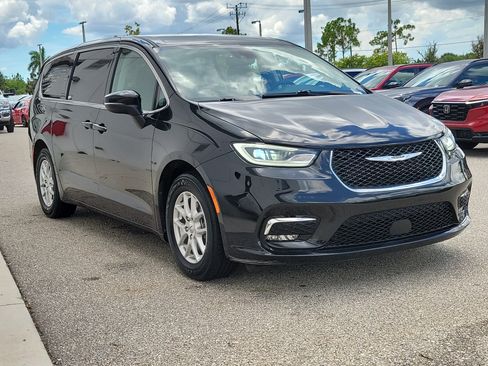 Used 2023 Chrysler Pacifica Touring-L FWD image 1