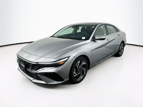 Used 2025 Hyundai Elantra SEL FWD image 3