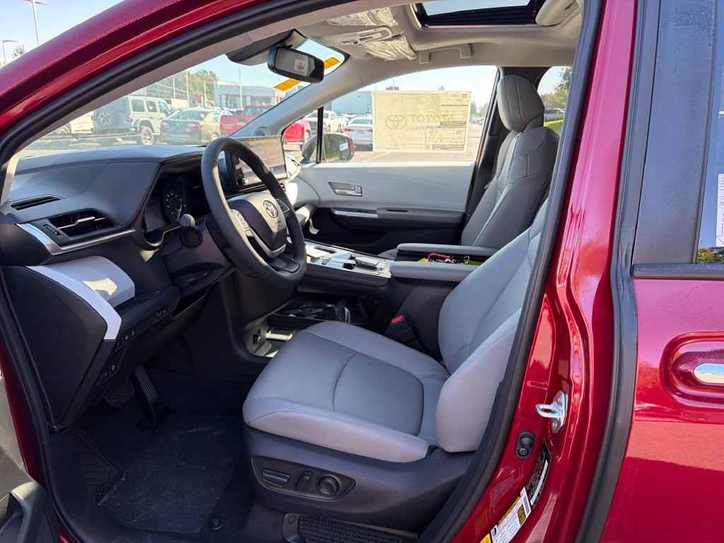 Used 2026 Toyota Sienna XLE FWD image 10