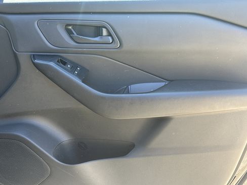 Used 2024 Nissan Rogue S FWD image 11