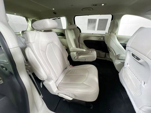 Used 2021 Chrysler Pacifica Touring-L image 27