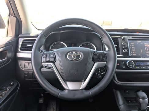 Used 2016 Toyota Highlander XLE AWD/4WD image 18