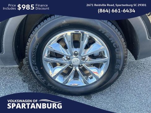 Used 2017 Kia Sorento L image 9