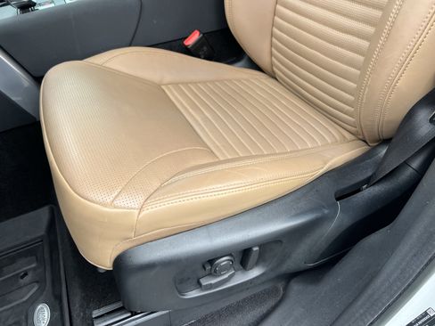 Certified 2023 Land Rover Discovery Metropolitan Edition AWD/4WD image 17