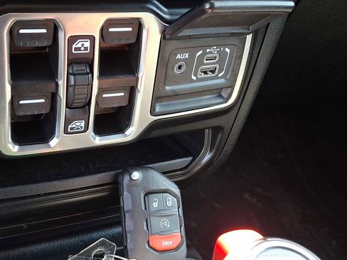 Used 2022 Jeep Wrangler Unlimited Sahara AWD/4WD image 25
