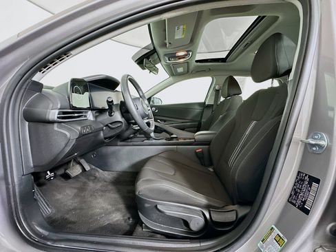 Used 2025 Hyundai Elantra SEL FWD image 13