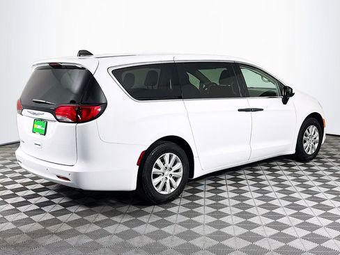 Used 2020 Chrysler Voyager L FWD image 8