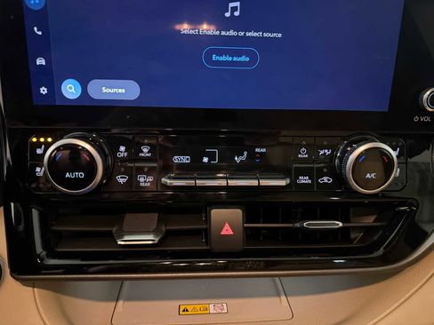 Used 2024 Toyota Highlander Limited image 34