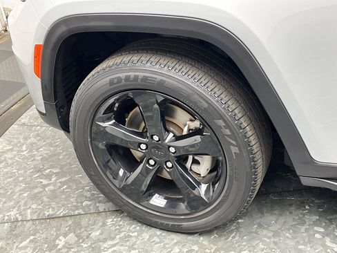 Used 2022 Jeep Grand Cherokee L Laredo AWD/4WD image 33