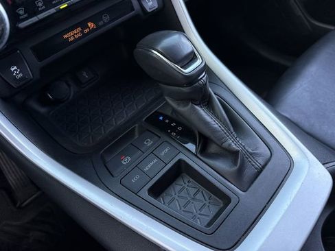 Used 2021 Toyota RAV4 XLE Premium image 18